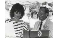 Actress Stephanie Turner and Zoo Director Elvie Turner (093-007-126)