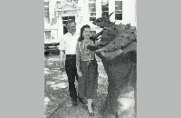 Seppo Aarnos and daughter, Reba, by TCU Horned Frog statue (093-007-126)
