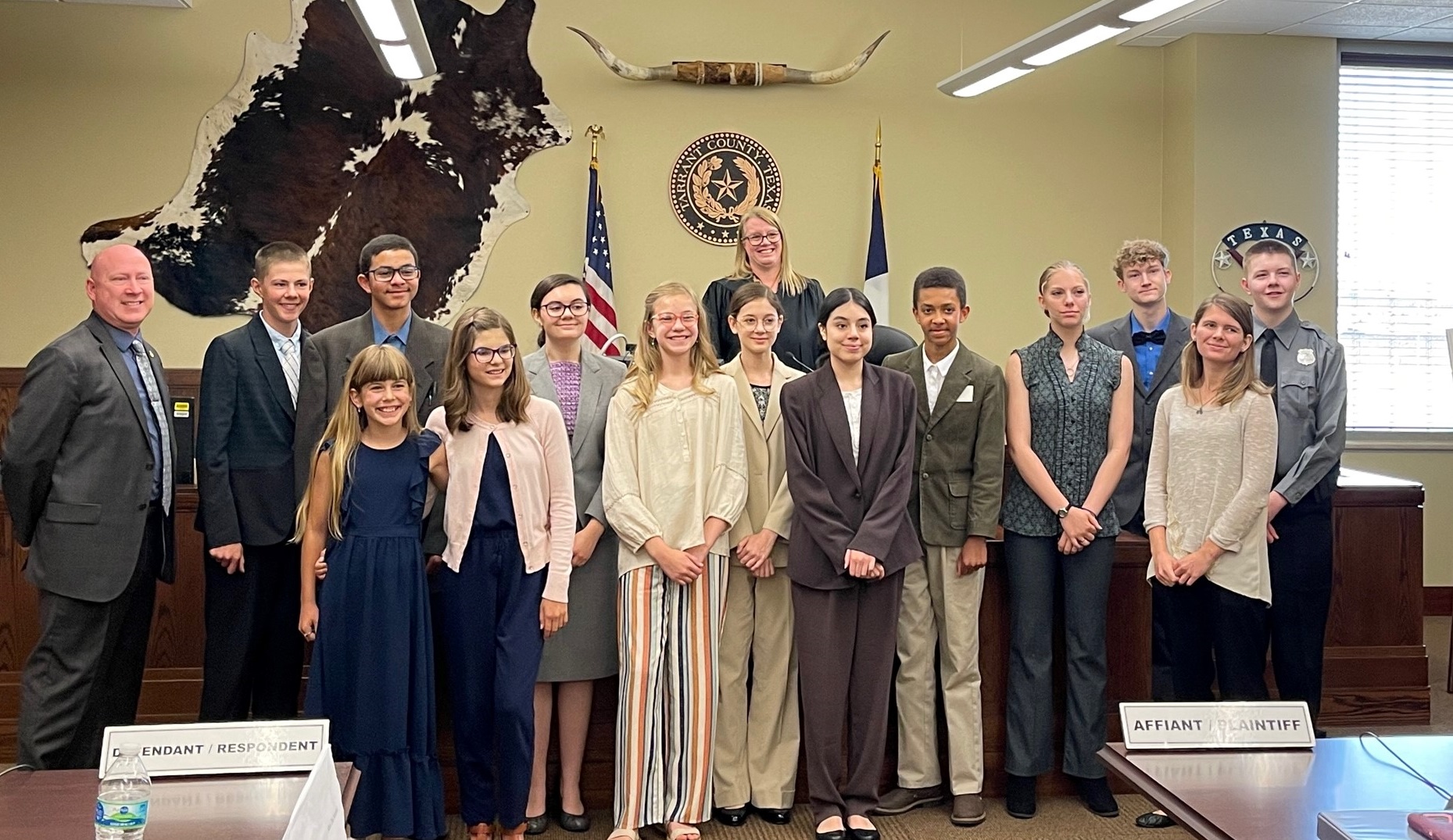PHOTO OF A JUDGE WITH STUDENTS THAT PARTICIPATED IN A MOCK TRIAL