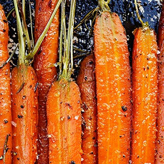 Roasted carrots seasoned with garlic 