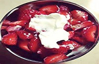 Berries with Banana Yogurt Topping